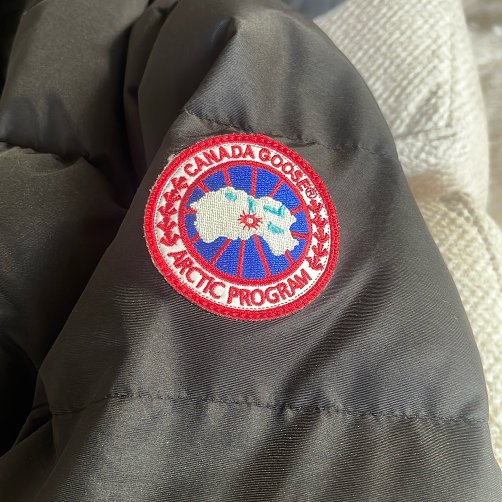 Men’s small Canada Goose Black parka. Used Main zipper is missing a piece. Fake